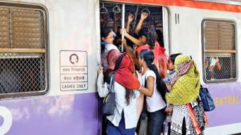 Commuters Falls From Train : लोकलगर्दीचे बळी! ५ दिवसांत ३ प्रवाशांचा ट्रेनमधून पडून मृत्यू