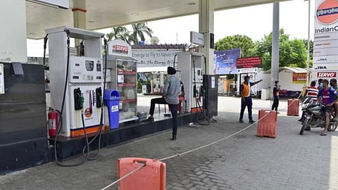 Bike Fire:  पेट्रोल भरताना मोबाईल वापरताय? सावधान! मोबाईल पेटवेल तुमची बाईक