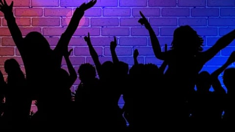 मुंबई, पुण्यात बार-पब प्रवेशासाठी वयाचा पुरावा लागणार, काय आहे शासनाचा नवा नियम?