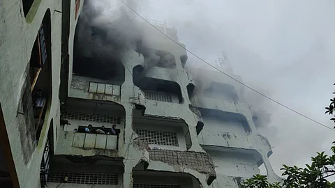 मुंबईतील लोअर परळमधील इमारतीला भीषण आग, ४ अग्निबंब घटनास्थळी