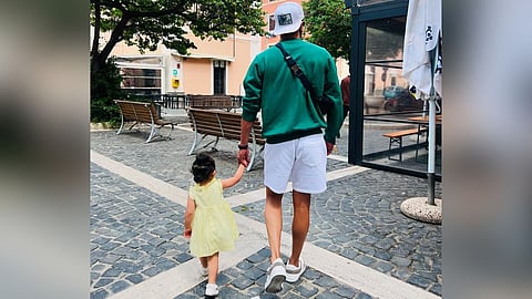 Ranbir- Raha News : 'उंगली पकड के तूने चलना सिखाया था ना...', रणबीर- राहाच्या क्यूट फोटोने वेधलं लक्ष