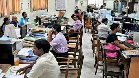 Government Employees: लेट येणाऱ्या सरकारी कर्मचाऱ्यांना दणका; थेट पगार कापणार, केंद्र सरकारचा निर्णय