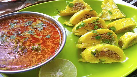 Mas Wadi Recipe: झणझणीत गावरान स्टाईल मासवडी कशी बनवायची; वाचा रेसिपी