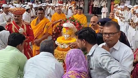 sant gajanan maharaj palkhi on the way to pandharpur for aashadhi wari 2024