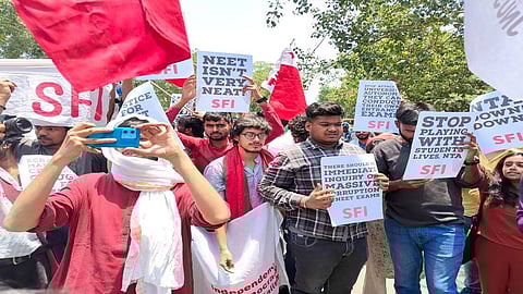 'NEET' परीक्षेत घोटाळा; देशभरात विद्यार्थी रस्त्यावर, परीक्षा पुन्हा घेण्याची मागणी