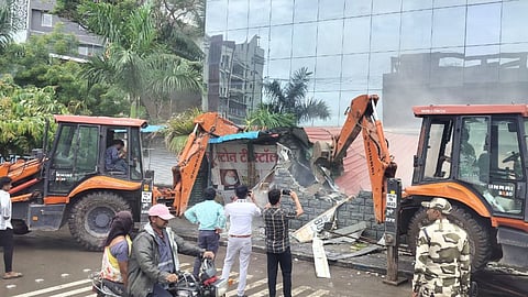 पुणे महापालिकेची सलग दुसऱ्या दिवशी धडक कारवाई; अनधिकृत बार-हॉटेल्सवर चालवला हातोडा