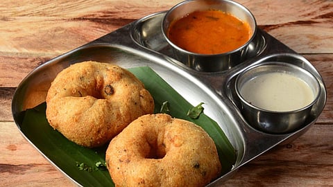 Medu Vada Recipe: कुरकुरीत आणि टेस्टी; नाश्त्याला बनवा टम्म फुगलेला मेदूवडा
