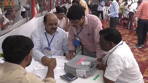 Hingoli News: मोठी बातमी! हिंगोलीमध्ये मतमोजणी केंद्रावर EVM मशीनमध्ये बिघाड