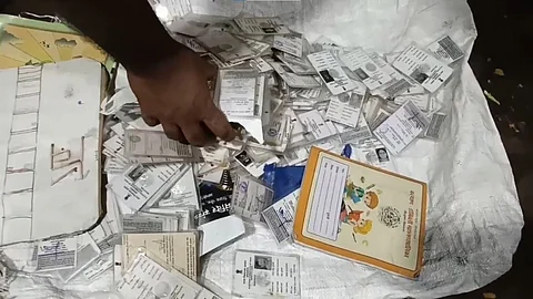 Kalyan News: रस्त्यावर आढळलेली मतदारांचे ओळखपत्र; नोटीस मिळताच मतदार नोंदणी अधिकाऱ्याकडून खुलासा