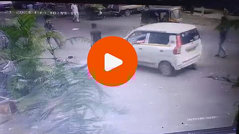 VIDEO : ब्रेकऐवजी दाबला एक्सलेटर, कारने तिघांना चिरडले; मुंबईतील भीषण अपघाताचा CCTV पाहा
