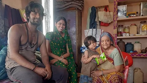 Abha Sharma News : वडिलांच्या निधनानंतर घर सांभाळलं, लग्नही केलं नाही; ‘पंचायत ३’ मधील अम्माजींनी ५४ व्या वर्षी सुरु केला अभिनय