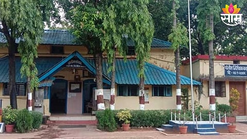 arjuni morgaon police charged wife for hitting husband