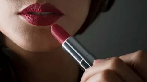Lip Care Tips: सावधान! ओठांचं सौंदर्य वाढवणारी लिपस्टिक ठरू शकते घातक, 'अशी' घ्या काळजी..