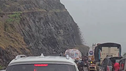 Mumbai-Goa Highway: पहिल्याच पावसात मुंबई-गोवा महामार्गावर दरड कोसळली, गोव्याकडे जाणारी वाहतूक ठप्प