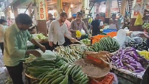 Vegetables Price: पावसामुळे भाज्यांचे दर कडाडले, वाटाणा १५० पार, शेवगाही महागला; जाणून घ्या APMC मार्केटमधील आजचा भाव