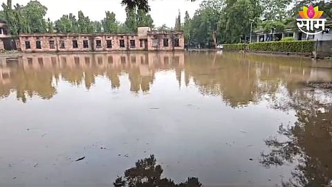 rain hits nandurbar water logged in nagar palika school near shahada