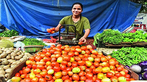 Economic Survey: देशातील बाजारात कांदा आणि टोमॅटो का महागला? अर्थमंत्र्यांनी सांगितलं कारण