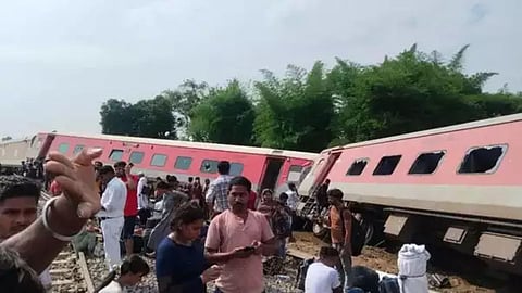 Chandigarh Express Accident Video: गोरखपूरला जाणाऱ्या डिब्रूगढ़ चंदीगड एक्स्प्रेसचा मोठा अपघात; अनेक डबे रुळावरुन घसरले