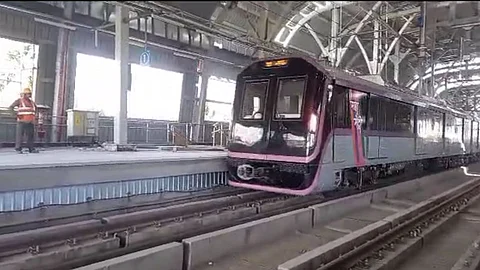धक्कादायक! मेट्रो स्थानकात सरकत्या जिन्यावरून पडून प्रवाशाचा मृत्यू