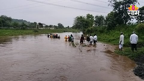 Yavatmal News: 'मृत्यूनंतरही मरणयातना...' खांद्यावर मृतदेह घेऊन नदी ओलांडली अन् उरकला अंत्यविधी; यवतमाळमधील मन सुन्न करणारी घटना