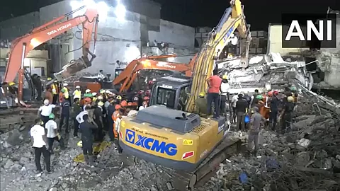सूरतमध्ये सहा मजली इमारत पत्त्यासारखी कोसळली, ढिगाऱ्याखाली दबून ७ जणांचा मृत्यू , आकडा वाढण्याची भीती