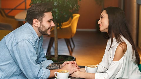 Relationship: मनातील भावना ओठांवर येत नाहीत? 'या' टिप्स करा फॉलो सहज व्यक्त कराल Feelings