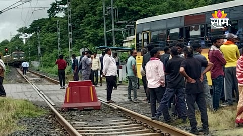 VIDEO: ४० विद्यार्थ्यांसह स्कूल बस रुळावर अडकली अन् भरधाव ट्रेन आली, काळजाचा ठोका चुकवणारा क्षण; सतर्कतेमुळे मोठा अनर्थ टळला!