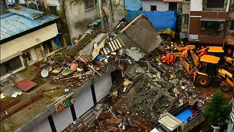 Belapur Building Collapsed: बेलापूरमध्ये ४ मजली इमारत पत्त्यांसारखी कोसळली, घटनेचा थरकाप उडवणारा VIDEO पाहा