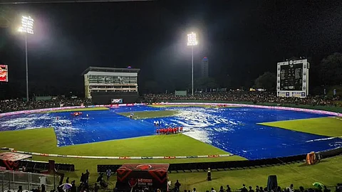 SL vs IND Rain: टीम इंडियाच्या फलंदाजीवेळी वरुणराजाची ‘बॅटिंग’; पावसाने वाढवलं श्रीलंकेचं टेन्शन; भारतासमोर आता नवं आव्हान