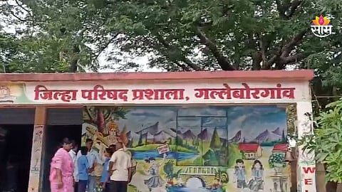 Chhatrapati Sambhajinagar: वर्गातील भिंतींना तडे, पत्र्यांना छिद्र, बोरगावमधील जिल्हा परिषद शाळेची दुरावस्था; विद्यार्थी जीव धोक्यात घालून घेतायेत शिक्षण
