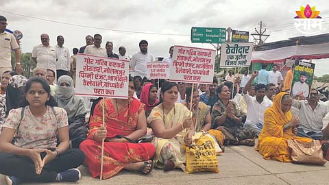 multistate bank investors rasta roko andolan at dhule solapur national highway