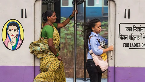 Train Traveling With Saree Tips