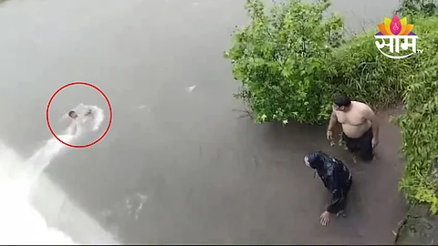Ratnagiri Khed taluka youth swept away