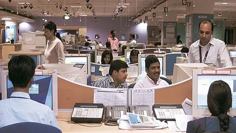 DA Hike: सरकारी कर्मचाऱ्यांना सरकारकडून मोठं गिफ्ट, महागाई भत्त्यात भरघोस वाढ