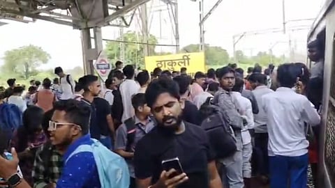 Central Railway: मध्य रेल्वेची वाहतूक विस्कळीत; लोकलमधून उतरुन प्रवाशांचा पायी प्रवास सुरू