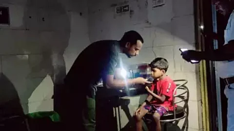 Chhattisgarh Health Center: धक्कादायक! आरोग्य केंद्रावर वीज संकट; मोबाईल टॉर्चच्या उजेडातच रुग्णांवर उपचार