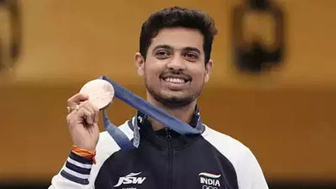 Swapnil Kusale Pramotion: कांस्यपदक मिळताच स्वप्नील कुसाळेचं नशीब चमकलं सोन्यासारखं, भारतीय रेल्वेमध्ये झालं प्रमोशन