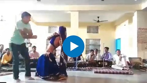 Video Viral : "एक दिन मर जाऊं..."; भजनावर नाचताना शिक्षक खाली कोसळले, पुढे जे घडले ते पाहून सुखावर आलं विरजन