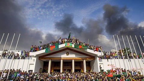 Bangladesh Riot: बांगलादेशात अराजकता, ठीक-ठिकाणी घरांची जाळपोळ
