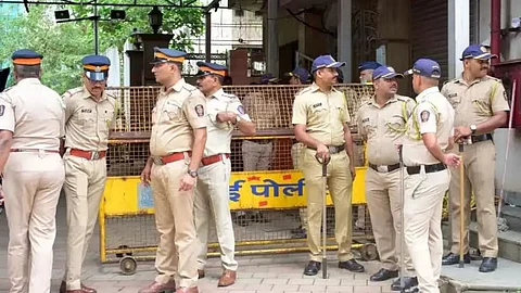 Maharashtra Police: पोलीसदादा बाईक, कारवर 'पोलीस' लिहाल तर खबरदार!; वाहनांवर होणार कारवाई