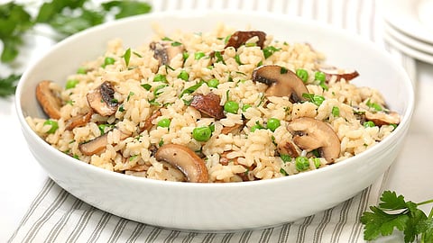 सोप्या पद्धतीनं बनवा गार्लिक मशरूम राइस