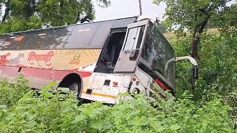 मलकापूर-छत्रपती संभाजीनगर एसटी बसला भीषण अपघात; 33 प्रवाशांना घेऊन निघालेली बस उलटली