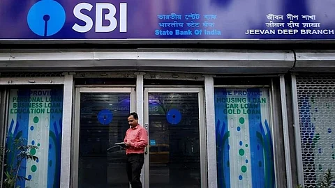 SBI चं कर्ज महागलं; बँकेच्या नव्या व्याजदरामुळे ग्राहकांच्या खिश्यावर पडणार ताण, जाणून घ्या नवे Interest Rate