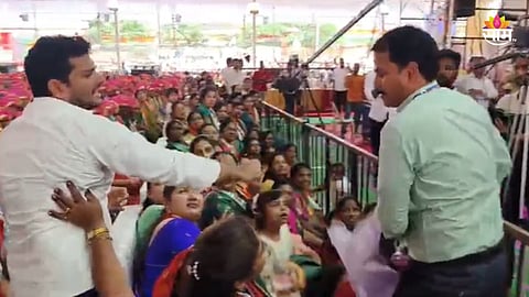 Ajit Pawar Speech: 'दादा राष्ट्रवादीत परत या', अजित पवारांचे भाषण सुरु असतानाच तरुणाने बॅनर दाखवले; पुढे काय घडलं? पाहा VIDEO