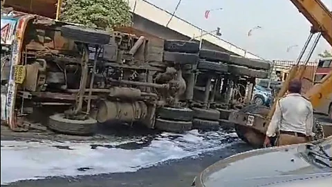 Navi Mumbai Accident: कळंबोलीत तेलाचा कंटेनर पलटी, दुचाकीवरून घसरून तरुणीचा मृत्यू