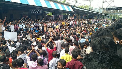 Badlpaur Protest : बदलापूर रेल्वे स्थानकात ६ तासांपासून रेलरोको, मध्य रेल्वेच्या लोकल अंबरनाथपर्यंतच धावणार