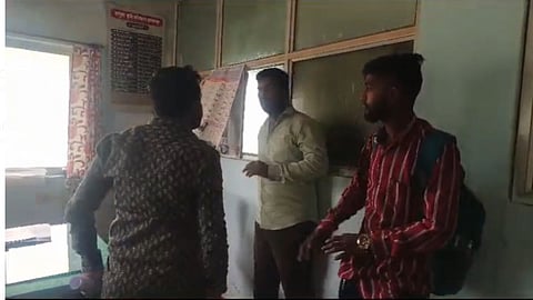 Crop Insurance: नुकसानाचा पंचनामा करण्यासाठी शेतकऱ्यांकडे पैशांची डिमांड; प्रहार संघटनेच्या पदाधिकाऱ्याकडून अधिकाऱ्याला चोप