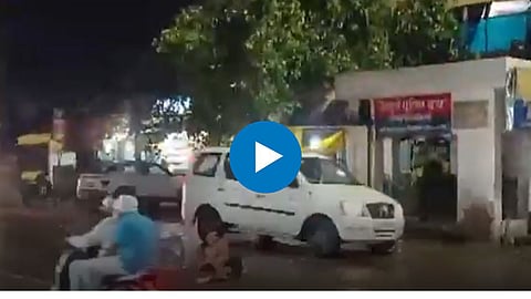 भर रस्त्यात खुर्चीत रुबाबात बसला, मागून आलेल्या ट्रकने दिली जोरदार धडक अन्...VIDEO