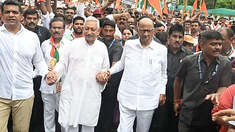 Kolhapur Politics: शरद पवारांनी पकडला शाहू महाराजांचा हात; मविआच्या आंदोलनात चालले साथ-साथ
