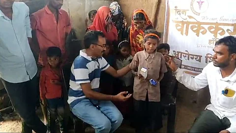 Buldhana News: शेकडो रुग्णांचे प्राण वाचवणारा देवदूत! १५ किमीची पायपीट करत स्वखर्चाने करतोय उपचार